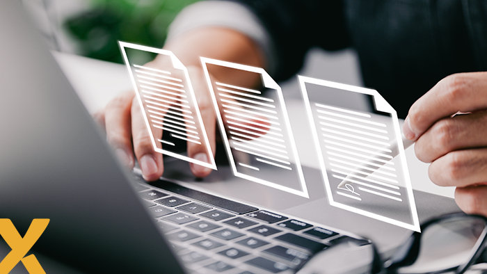 Persoon werkt op laptop met digitale documenten en bestanden die virtueel worden weergegeven.